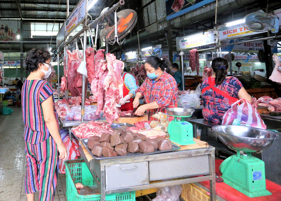 Các mặt hàng thiết yếu luôn dồi dào, đảm bảo đầy đủ cho người dân yên tâm mua sắm trong đợt dịch này. (Ảnh: Quốc Dũng/TTXVN)