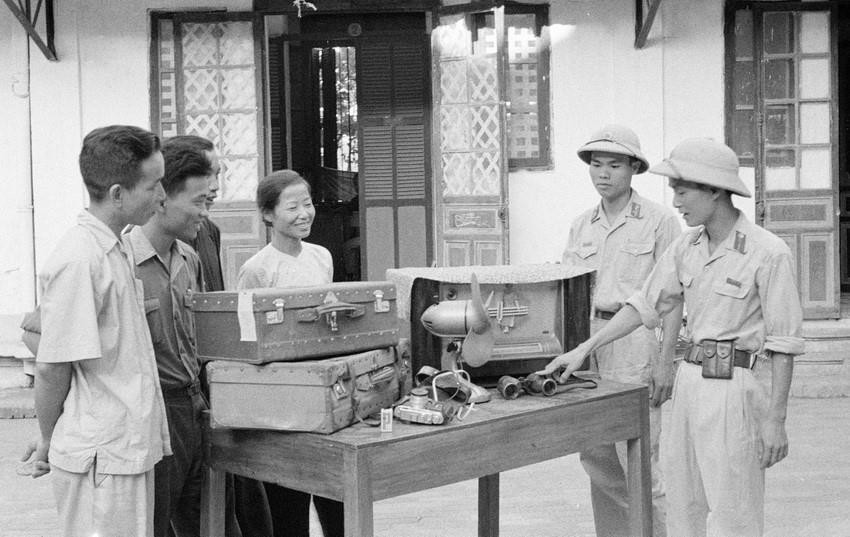 Công an Hoàn Kiếm (Hà Nội) trưng bày những tang vật của người dân bị mất đã được thu hồi (1966). (Ảnh: Vũ Tín/ TTXVN)