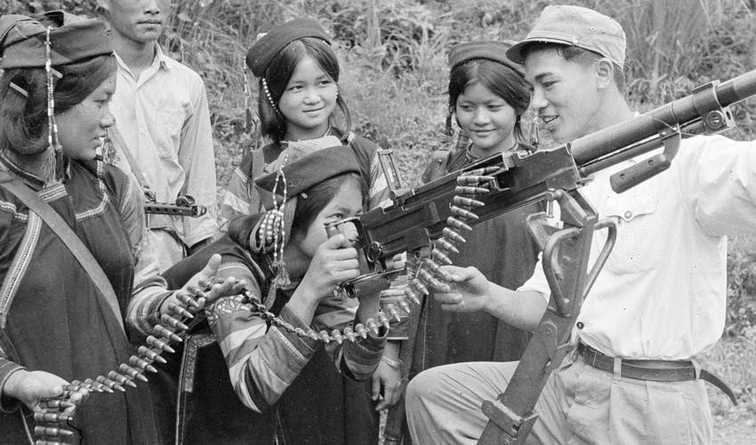 Chiến sỹ công an nhân dân vũ trang tỉnh Lai Châu hướng dẫn dân quân địa phương sử dụng vũ khí mới (1968). (Ảnh: TTXVN)