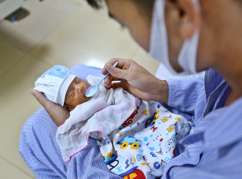 Trẻ em sinh non, nhẹ cân và bệnh lý được chăm sóc tại Khoa sơ sinh Bệnh viện Sản nhi Quảng Ninh được đảm bảo nuôi bằng sữa mẹ hoàn toàn trong thời gian ở bệnh viện. (Ảnh: Minh Quyết/TTXVN)