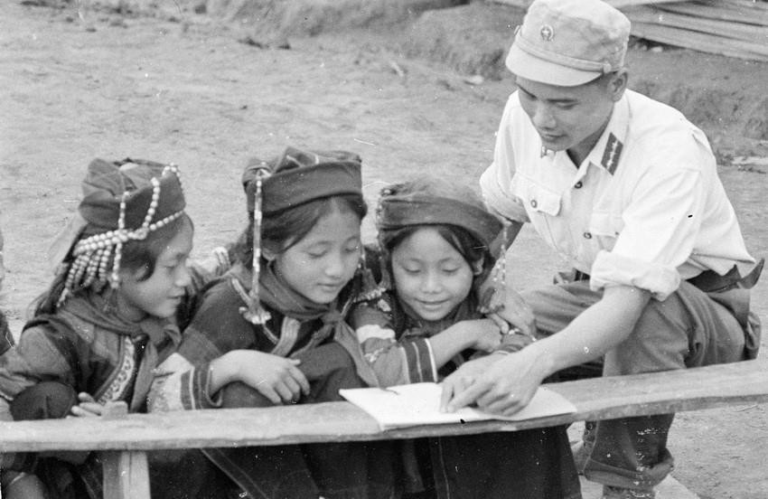 Chiến sỹ công an tỉnh Lai Châu (Tây Bắc) thường xuyên giúp đỡ các em học sinh ở địa phương học tập (1968). (Ảnh: TTXVN)