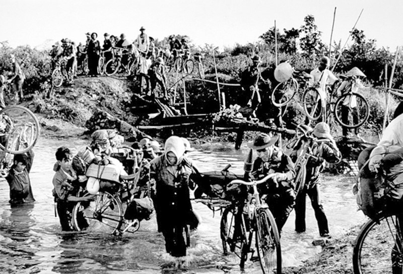 Đoàn xe thô sơ của lực lượng An ninh T4 vận chuyển vũ khí, lương thực phục vụ chiến dịch Hồ Chí Minh lịch sử. (Ảnh: Tư liệu/TTXVN phát)