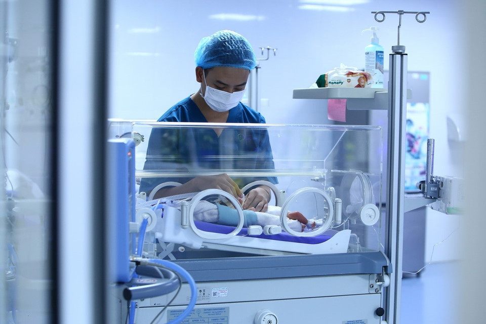 Trẻ em sinh non, nhẹ cân và bệnh lý được chăm sóc tại Khoa sơ sinh Bệnh viện Sản nhi Quảng Ninh được đảm bảo nuôi bằng sữa mẹ hoàn toàn trong thời gian ở bệnh viện. (Ảnh: Minh Quyết/TTXVN)