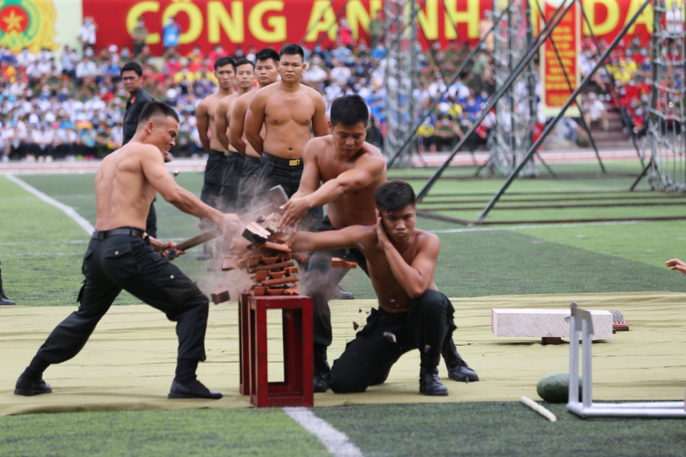 Cảnh sát cơ động biểu diễn các bài khí công. (Ảnh: Dương Giang/TTXVN)