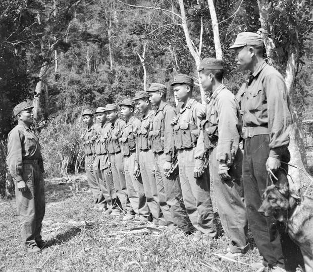 Chiến sỹ công an vũ trang đồn 235 nhận lệnh lên đường chiến đấu bắt gọn những toán gián điệp biệt kích của Mỹ (1968). (Ảnh: Vũ Tạo/TTXVN)