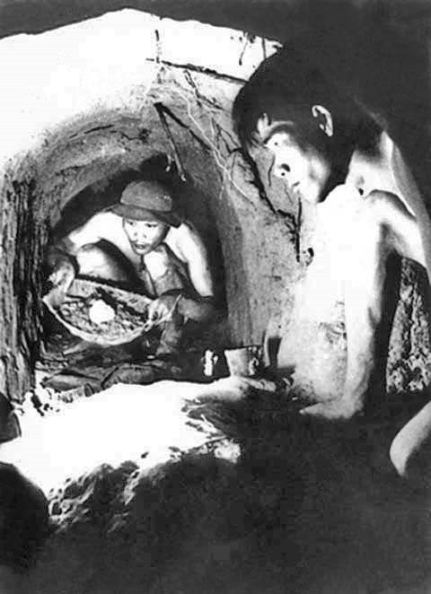 Các chiến sỹ An ninh Sài Gòn-Gia Định đào địa đạo, sẵn sàng chiến đấu tại Củ Chi, năm 1971. (Ảnh: Tư liệu/TTXVN phát)