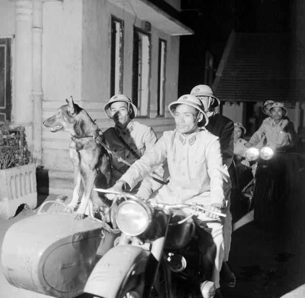 Công an nhân dân thành phố Nam Định tuần tra ban đêm (12/1972). (Ảnh: Trần Phác/TTXVN)