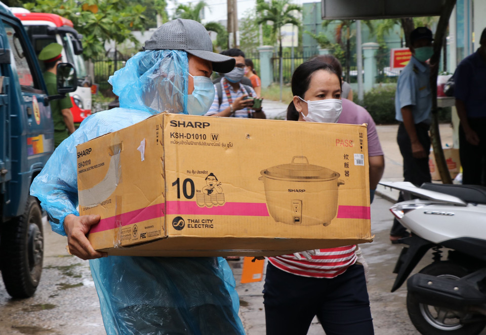 Số lượng lớn hàng hóa, vật dụng, lương thực, thực phẩm được tiếp tế liên tục cho bện viện dã chiến. (Ảnh: Quốc Dũng/TTXVN)