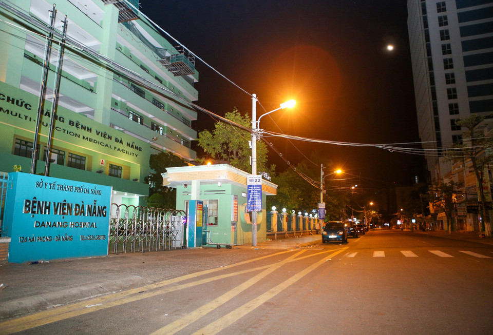 Tuyến đường Hải Phòng trước Bệnh viện Đa Khoa Đà Nẵng đã được gỡ lệnh phong tỏa sau 14 ngày. (Ảnh: Trần Lê Lâm/TTXVN)