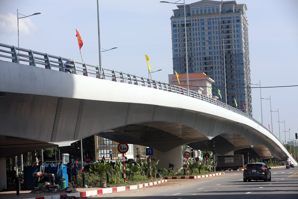 Công trình được xây dựng có tải trọng thiết kế cấp II, dầm hộp thép, chiều cao dầm thay đổi (tại trụ cao 2,45m, tại giữa nhịp cao 1,2m), mặt cắt ngang bố trí 2 dầm hộp, tĩnh không thông xe dưới cầu 4,75m. (Ảnh: Huy Hùng/TTXVN)