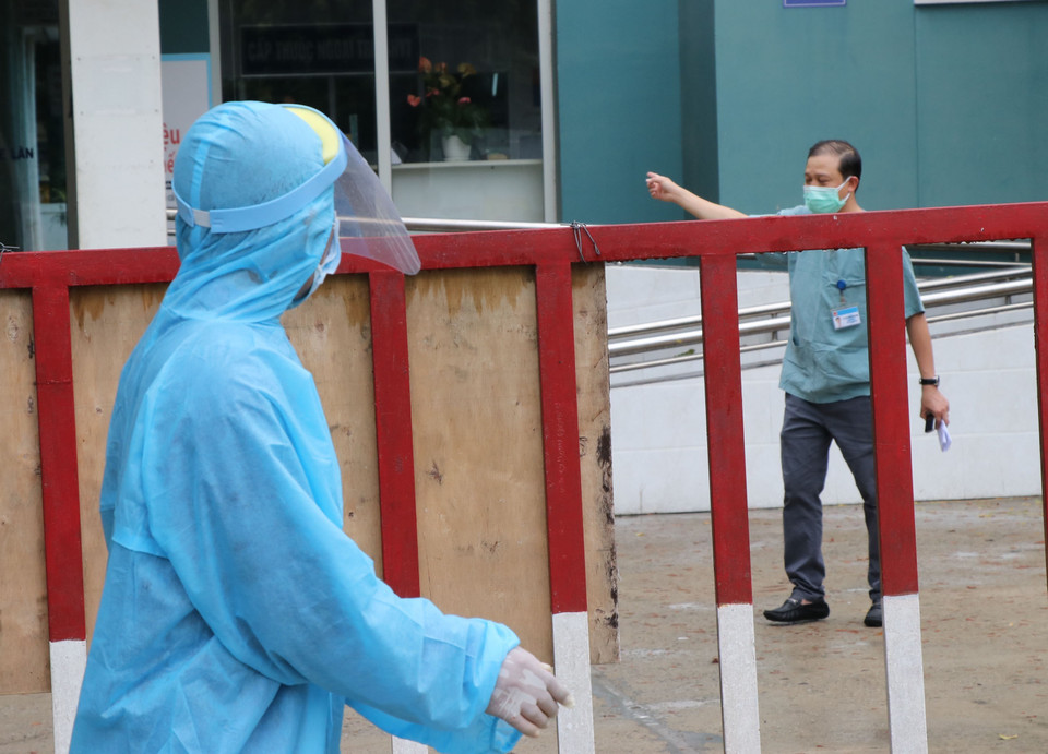 Mọi trao đổi được thực hiện ở khoảng cách trên 2 mét. (Ảnh: Quốc Dũng/TTXVN)