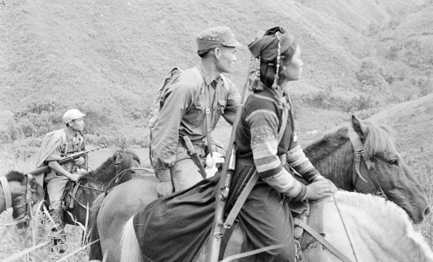 Chiến sỹ Công an nhân dân tỉnh Lai Châu phối hợp cùng với lực lượng dân quân, công an địa phương tuần tra bảo vệ biên giới (1968). (Ảnh: TTXVN)