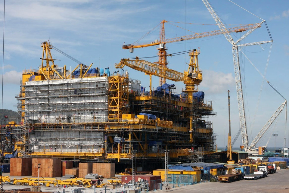 Công ty dầu khí quốc gia Malaysia PETRONAS (Petroliam Nasional Bhd) đầu tư vào Việt Nam từ năm 1991 với việc kí kết với Tập đoàn dầu khí quốc gia Việt Nam (PetroVietnam) hợp đồng phân chia sản phẩm dầu khí tại lô số 01&amp; 02 ngoài khơi tỉnh Vũng Tàu. Đến nay, ngoài hợp tác thăm dò, khai thác dầu khí, Petronas còn thành lập nhiều liên doanh để tham gia phân phối các sản phẩm dầu khí và hóa dầu, tại thị trường Việt Nam. Thi công dự án đóng mới giàn khoan cho Công ty Dầu khí Petronas (Malaysia). (Ảnh: Hà Thái/TTXVN)