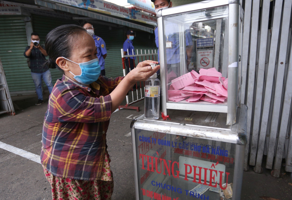 Người dân nghiêm túc chấp hành các quy định về phòng, chống dịch COVID-19 khi đi chợ. (Ảnh: Quốc Dũng/TTXVN)