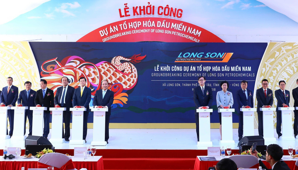 Hiện nay, các nhà đầu tư Thái Lan đã đầu tư vào Việt Nam 205 dự án vào lĩnh vực công nghiệp chế biến chế tạo với tổng vốn đầu tư đăng ký đạt 7,037 tỷ USD, chiếm 87,2% tổng vốn đầu tư đăng ký. Trong đó, lớn nhất là dự án Tổ hợp hóa dầu miền Nam có quy mô đầu tư lên tới 3,77 tỷ USD. Trong ảnh: Thủ tướng Nguyễn Xuân Phúc dự lễ khởi công dự án Tổ hợp Hóa dầu miền Nam, sáng 24/2/2018, tại tỉnh Bà Rịa-Vũng Tàu. (Ảnh: Thống Nhất/TTXVN)