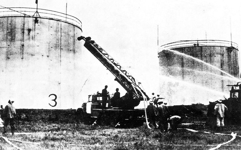 Cảnh sát phòng cháy chữa cháy nỗ lực cứu kho xăng Đức Giang bị cháy do bom Mỹ đánh phá, ngày 29/6/1966. (Ảnh: Tư liệu/TTXVN phát)