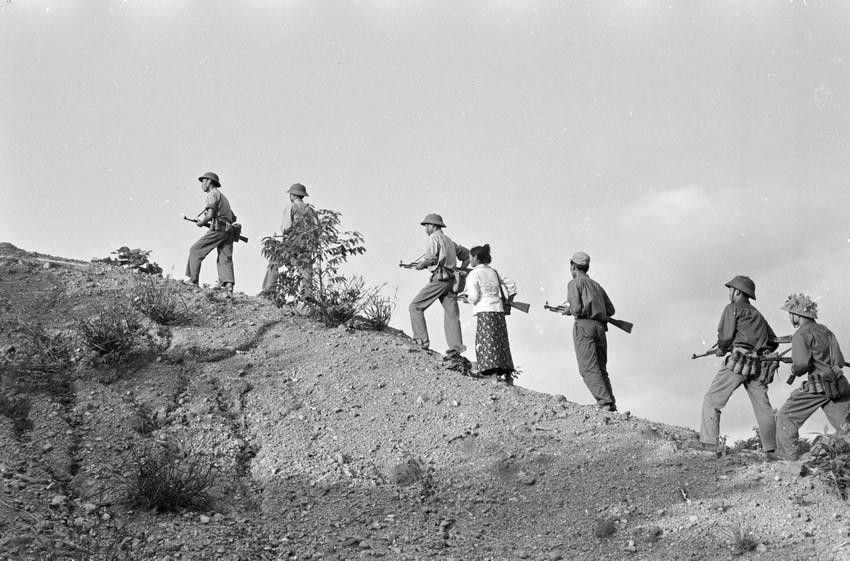 Chiến sỹ công an nhân dân vũ trang đồn Cù Bai cùng nhân dân địa phương đã tóm gọn nhiều toán biệt kích Mỹ ngụy, bảo vệ biên giới (7/1973). (Ảnh: TTXVN)