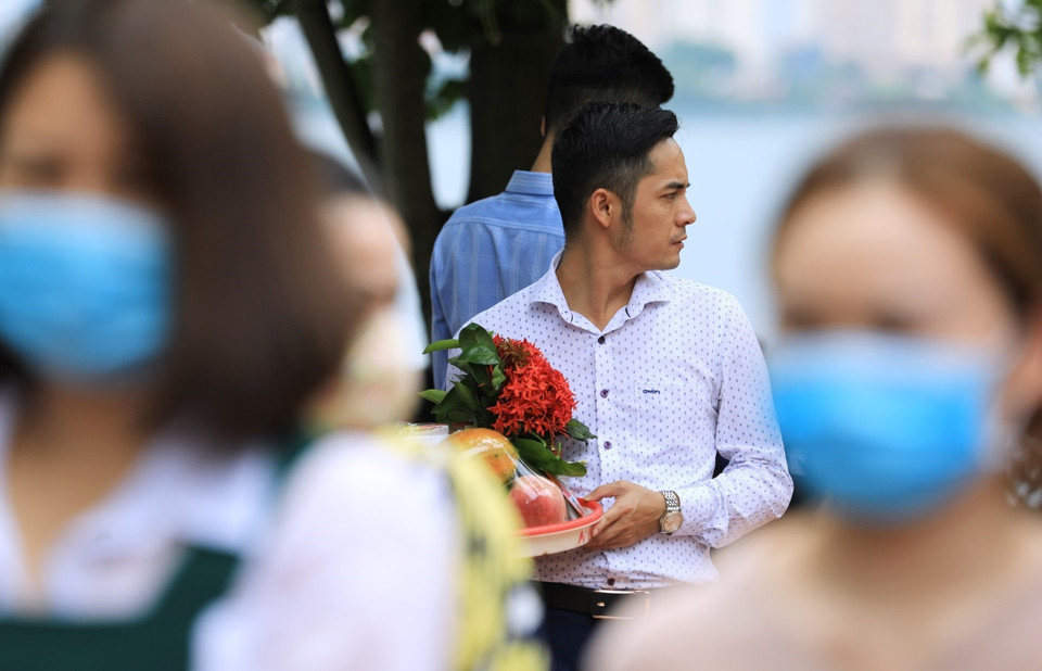 Trong tình hình dịch bệnh đang diễn ra phức tạp thì việc không đeo khẩu trang là hết sức nguy hiểm, nhất là ở những nơi đông người. (Ảnh: Thành Đạt/TTXVN)