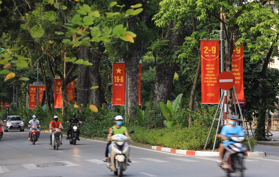 Dọc tuyến phố Hoàng Diệu được trang hoàng rực rỡ chào mừng Quốc khánh 2/9. (Ảnh: Thành Đạt/TTXVN)