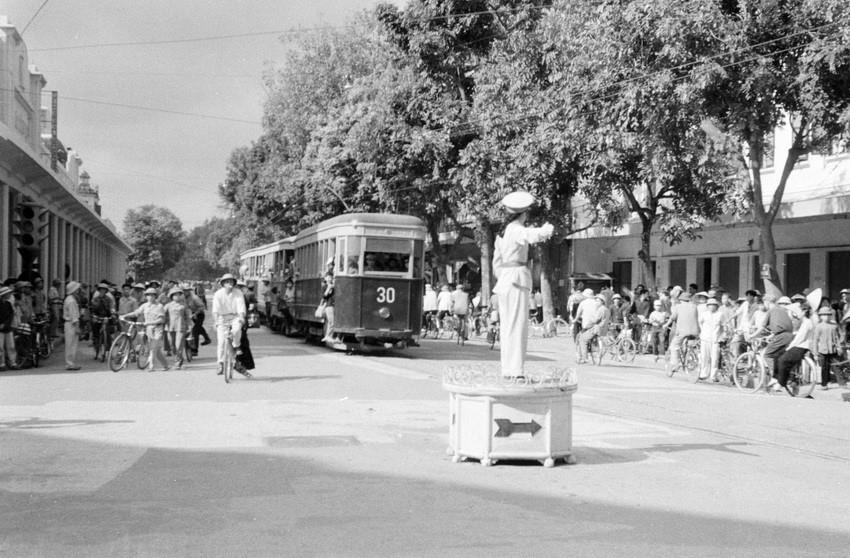 Nữ cảnh sát giao thông làm nhiệm vụ tại ngã tư Tràng Tiền, Hà Nội (6/1968). (Ảnh: TTXVN)