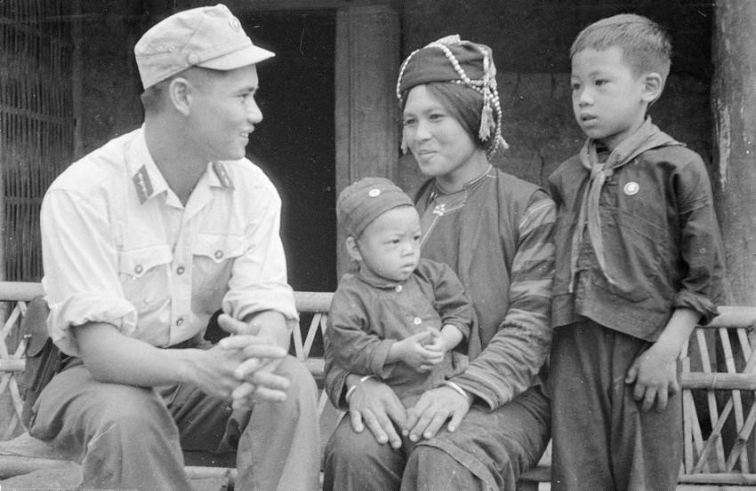 Chiến sỹ công an nhân dân vũ trang tỉnh Lai Châu trao đổi với nhân dân địa phương, phát động phong trào bảo vệ trị an (1968). (Ảnh: TTXVN)