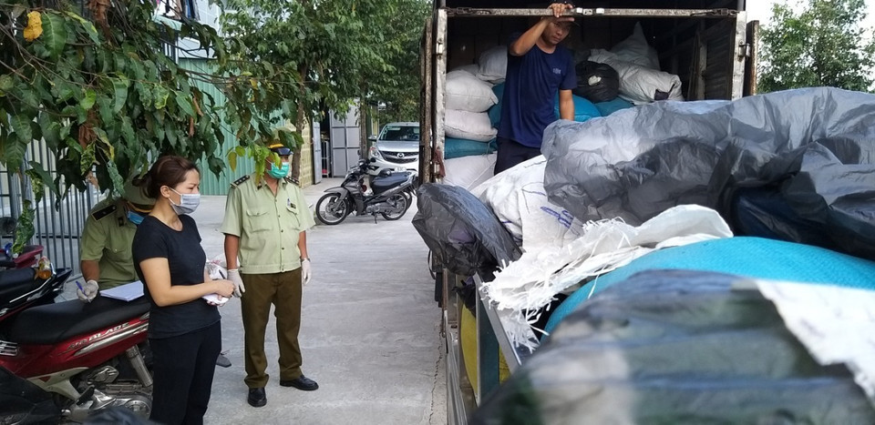 Vật tư y tế được tái chế chuẩn bị bán ra thị trường. (Nguồn: TTXVN)