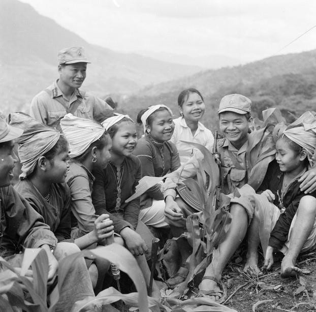 Niềm vui của các chiến sỹ công an vũ trang trên đường đi công tác là được gặp gỡ, nói chuyện với người dân (1970). (Ảnh: TTXVN)