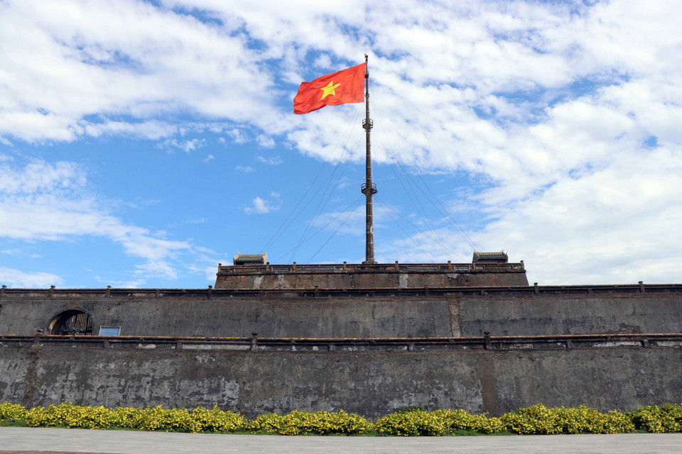 Lá cờ đỏ sao vàng tung bay trên Kỳ đài tại Quảng trường Ngọ Môn. (Ảnh: Đỗ Trưởng/TTXVN)