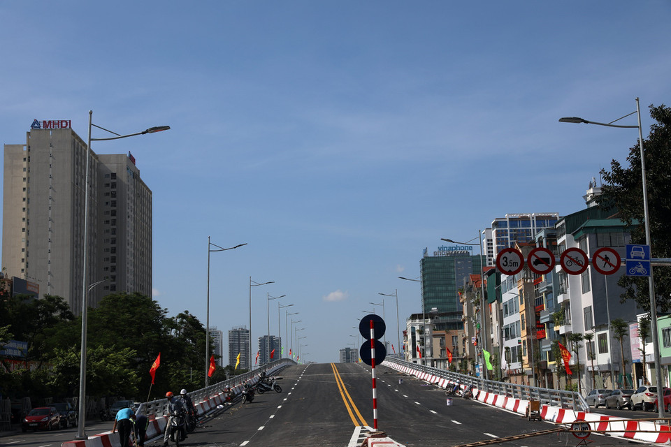 Cầu vượt Nguyễn Văn Huyên trước ngày khánh thành. (Ảnh: Huy Hùng/TTXVN)