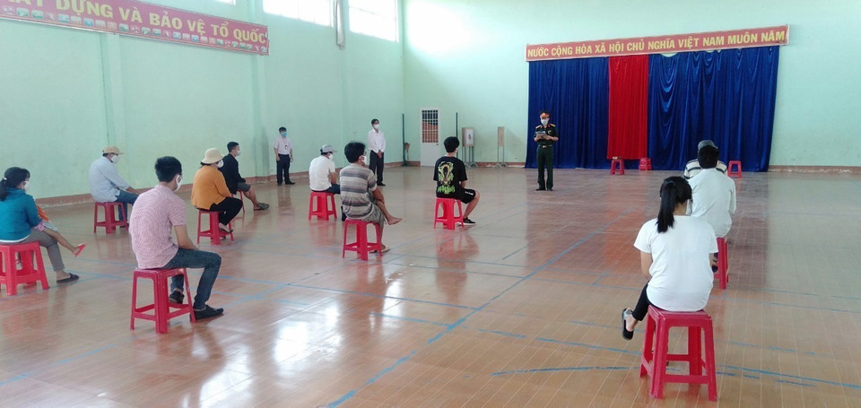 Người dân được tuyên truyền, hướng dẫn cách phòng, chống dịch COVID-19 cũng như được chăm sóc tận tình tại khu cách ly của Trung tâm Huấn luyện, Bồi dưỡng kiến thức Quốc phòng, An ninh thuộc Trung đoàn Bộ binh 991 (Bộ Chỉ huy Quân sự tỉnh Gia Lai). (Ảnh: Hồng Điệp/TTXVN)