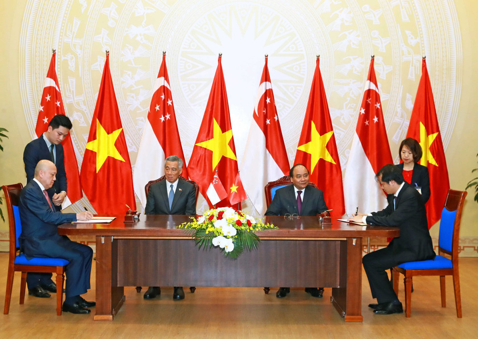 Thủ tướng Nguyễn Xuân Phúc và Thủ tướng Singapore Lý Hiển Long chứng kiến lễ ký bản ghi nhớ giữa Bộ Công Thương Việt Nam và Tập đoàn Sembcorp về việc phát triển dự án BOT turbine khí hỗn hợp Dung Quất 2, ngày 23/3/2017, tại Hà Nội. (Ảnh: Thống Nhất/TTXVN)