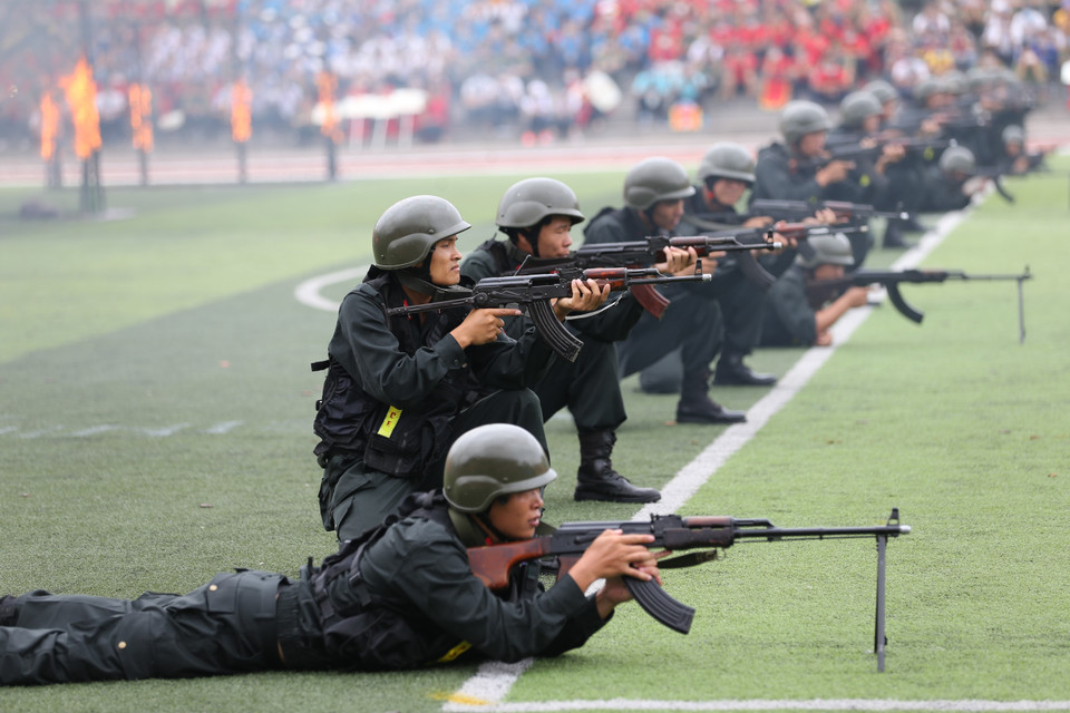 Cảnh sát cơ động biểu diễn bắn súng. (Ảnh: Dương Giang/TTXVN)