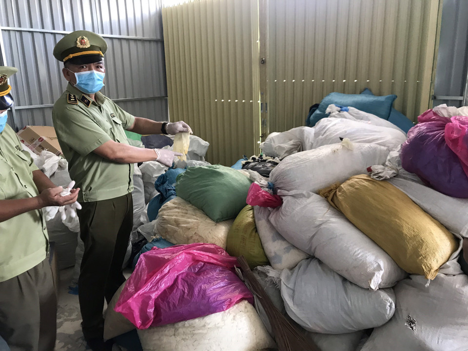 Hàng nghìn găng tay y tế được tái chế chuẩn bị bán ra thị trường. (Nguồn: TTXVN)