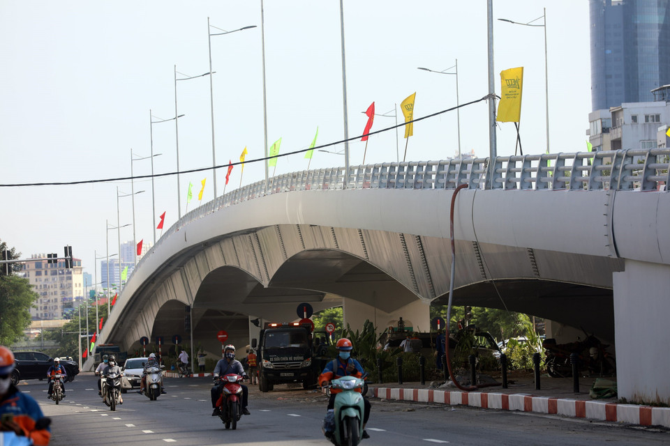 Công trình được xây dựng có tải trọng thiết kế cấp II, dầm hộp thép, chiều cao dầm thay đổi (tại trụ cao 2,45m, tại giữa nhịp cao 1,2m), mặt cắt ngang bố trí 2 dầm hộp, tĩnh không thông xe dưới cầu 4,75m. (Ảnh: Huy Hùng/TTXVN)