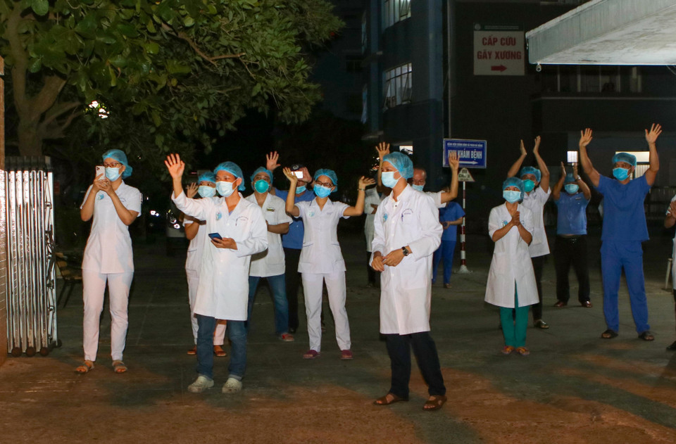 Niềm vui của các y bác sỹ Bệnh viện Chỉnh hình và Phục hồi chức năng Đà Nẵng sau khi lệnh phong tỏa được gỡ bỏ. (Ảnh: Trần Lê Lâm/TTXVN)