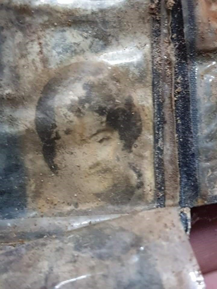 Ngày 4/8/2020, Hội cựu chiến binh huyện Dầu Tiếng (Bình Dương) phối hợp với Ban chỉ huy quân sự huyện tổ chức khai quật và quy tập được 2 bộ hài cốt liệt sỹ cùng nhiều di vật tại Nông trường cao su Minh Hòa, thuộc xã Minh Hòa, huyện Dầu Tiếng. Tấm ảnh được chôn cùng 2 bộ hài cốt liệt sỹ. (Ảnh: Huyền Trang/TTXVN)