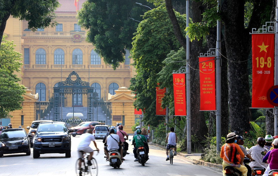 Băngrôn, biểu ngữ được trang hoàng trên đường Độc Lập mừng Quốc khánh 2/9. (Ảnh: Thành Đạt/TTXVN)