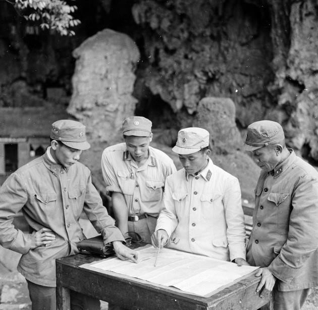 Ban Chỉ huy Đồn công an vũ trang 111 nghiên cứu tình hình, hoạt động của một toán biệt kích để đề ra kế hoạch truy lùng, vây bắt (1970). (Ảnh: TTXVN)