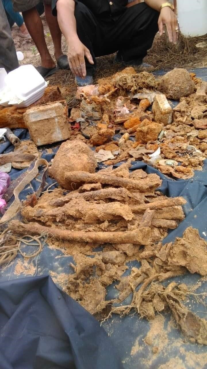 Đội quy tập hài cốt liệt sỹ huyện Dầu Tiếng tổ chức cất bốc được 2 bộ xương có hộp sọ sát liền nhau, 2 khẩu súng CKC (có 1 lưỡi lê), 2 đôi dép cao su dây chéo, 3 cái ví da có hình vợ con, 2 dây nịt bộ đội, hộp quẹt, bút bi, 1 trái lựu đạn, 1 số viên đạn CKC. (Ảnh: Huyền Trang/TTXVN)