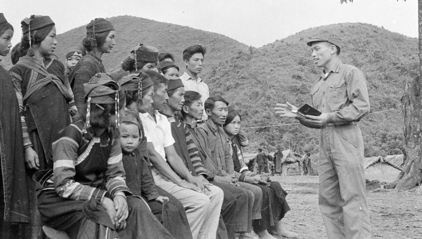 Chiến sỹ công an nhân dân vũ trang tỉnh Lai Châu phổ biến tình hình thời sự với nhân dân địa phương (1968). (Ảnh: TTXVN)