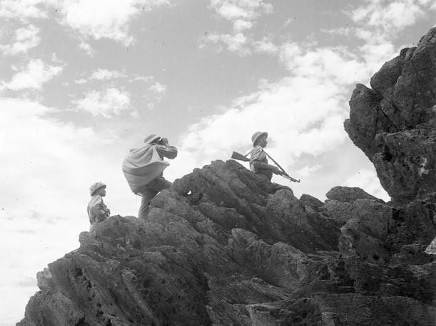 Tổ chiến đấu đồn X công an nhân dân vũ trang Quảng Bình chiến đấu truy lùng giặc (8/1969). (Ảnh: Trí Thành/TTXVN)