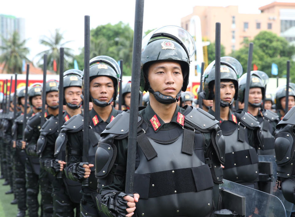 Các chiến sĩ khối Cảnh sát cơ động tham gia diễu hành tại Hà Nội lễ khai mạc. (Ảnh: Dương Giang/TTXVN)