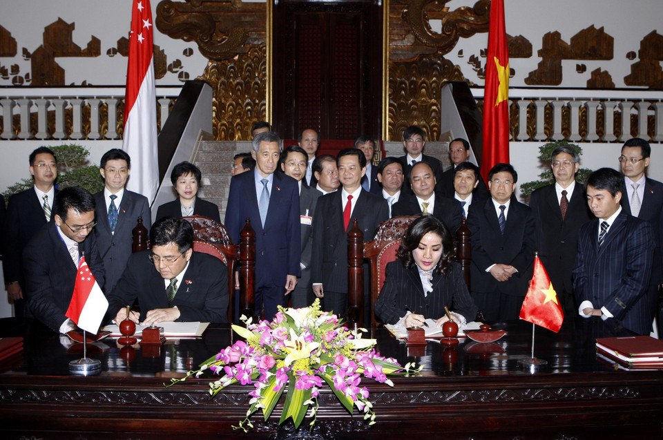 Tập đoàn CapitaLand của Singapore đã có mặt ở Việt Nam từ năm 1995 với tổng tài sản đầu tư 2,1 tỷ đôla Singapore và khẳng định cam kết dài lâu về hành trình đô thị hóa Việt Nam, nhất là ở Hà Nội và Thành phố Hồ Chí Minh. Trong ảnh: Lễ ký thoả thuận liên doanh phát triển dự án khu dân cư mới tại Hà Nội giữa Tập đoàn CapitaLand và Công ty cổ phần Đầu tư và Phát triển cơ sở hạ tầng Hoàng Thành, ngày 12/1/2010 trước sự chứng kiến của Thủ tướng Nguyễn Tấn Dũng và Thủ tướng Singapore Lý Hiển Long. (Ảnh: Đức Tám/TTXVN)