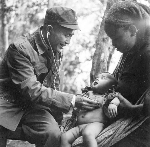 Chiến sỹ công an vũ trang đồn 235 khám bệnh cho trẻ em đồng bào dân tộc (6/1968). (Ảnh: Vũ Tạo/TTXVN)