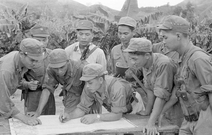 Cán bộ, chiến sỹ công an Lai Châu (Tây Bắc) họp bàn đề ra phương án tác chiến, quyết tâm đảm bảo tốt trật tự an ninh (7/1968). (Ảnh: Xuân Lâm/TTXVN)