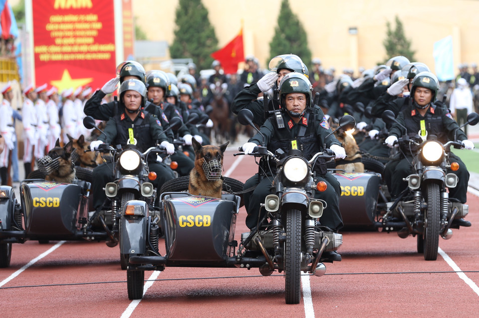 Khối Cảnh sát huấn luyện cảnh khuyển của Cục Quản lý, huấn luyện và sử dụng chó nghiệp vụ (C69) thuộc Bộ Tư lệnh Cảnh sát cơ động, Bộ Công an diễu hành tại Hà Nội lễ khai mạc. (Ảnh: Dương Giang/TTXVN)