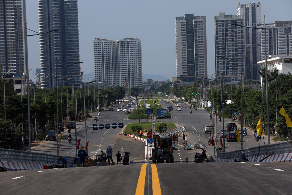 Cầu vượt sẽ kết nối với hàng loạt khu đô thị mới của quận Tây Hồ. (Ảnh: Huy Hùng/TTXVN)