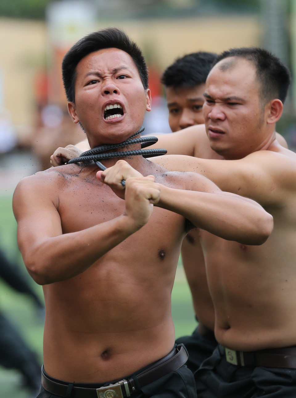 Cảnh sát cơ động biểu diễn các bài khí công. (Ảnh: Dương Giang/TTXVN)