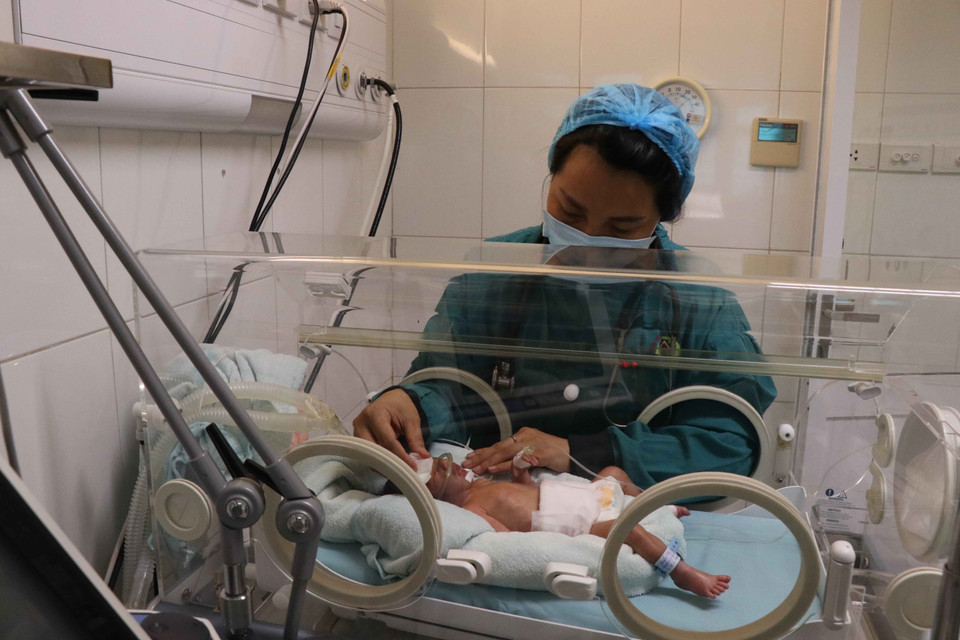 Chăm sóc và điều trị trẻ sơ sinh non yếu tại Khoa sơ sinh, Bệnh viện Sản Nhi tỉnh Bắc Ninh. (Ảnh: Thái Hùng/TTXVN)