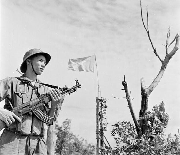 Chiến sỹ đồn công an Cầu Hiền Lương (Vĩnh Linh) dũng cảm, hoàn thành nhiệm vụ bảo vệ cột cờ (11/1968). (Ảnh: Văn Sắc/ TTXVN)